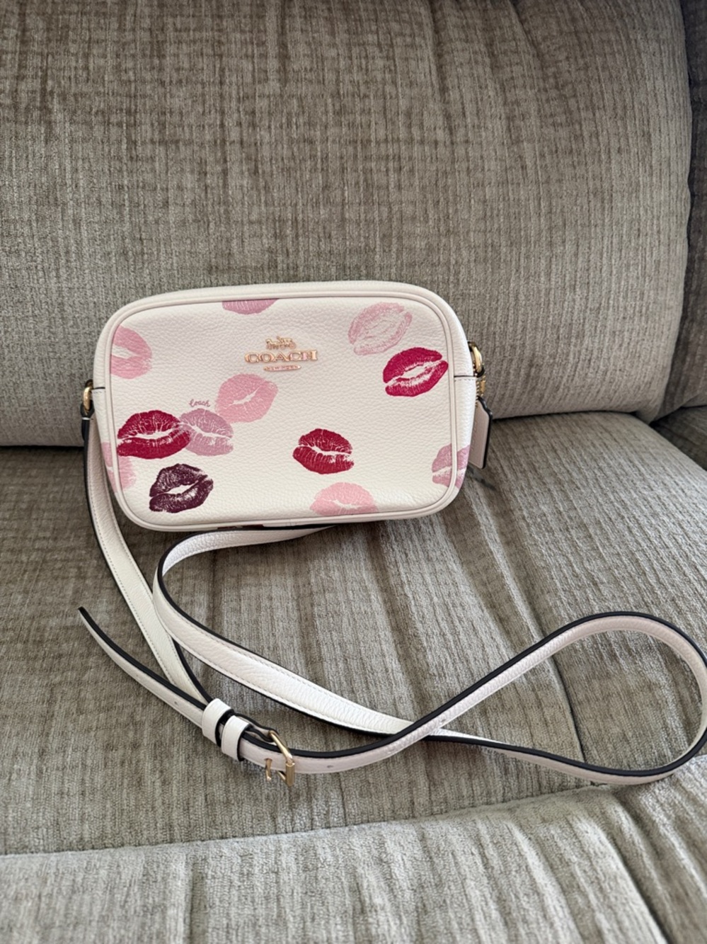 Coach Cream Jamie grained, leather Crossbody with Pink & Red Lip Print - Picture 9 of 9